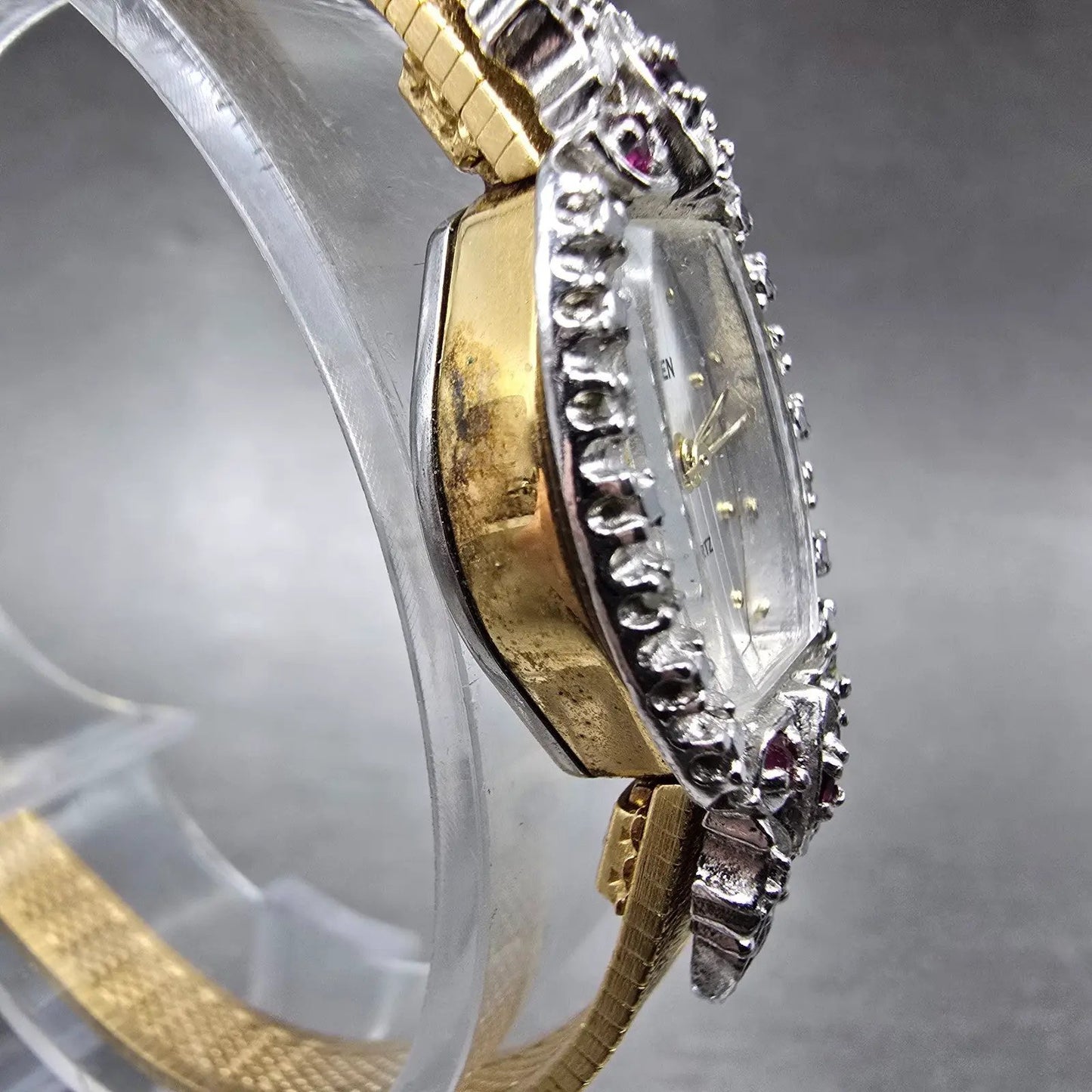 Gruen Watch Women 17mm Silver Dial Gold Tone Ovel Gem Set New Battery Vintage3