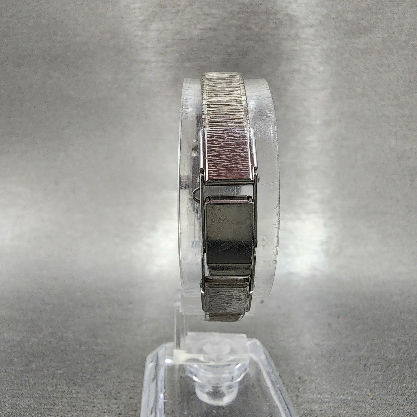 Citizen Watch Women 15mm White Dial White Gold Plated Manual Wind Runs VTG7