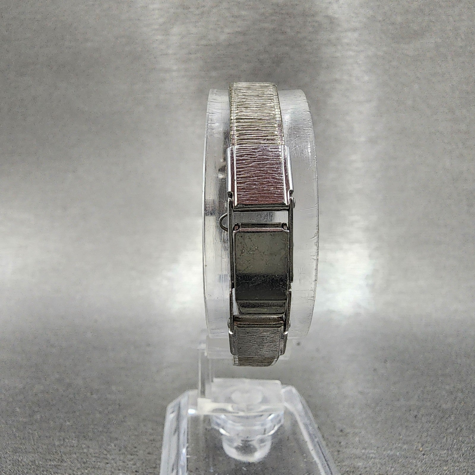 Citizen Watch Women 15mm White Dial White Gold Plated Manual Wind Runs VTG7