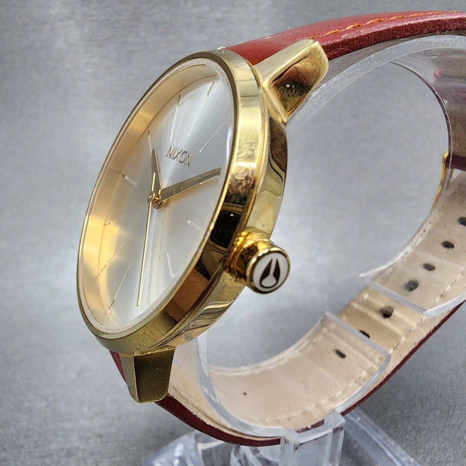 Nixon Kensington Watch Women 37mm Silver Dial Gold Tone Round New Battery2