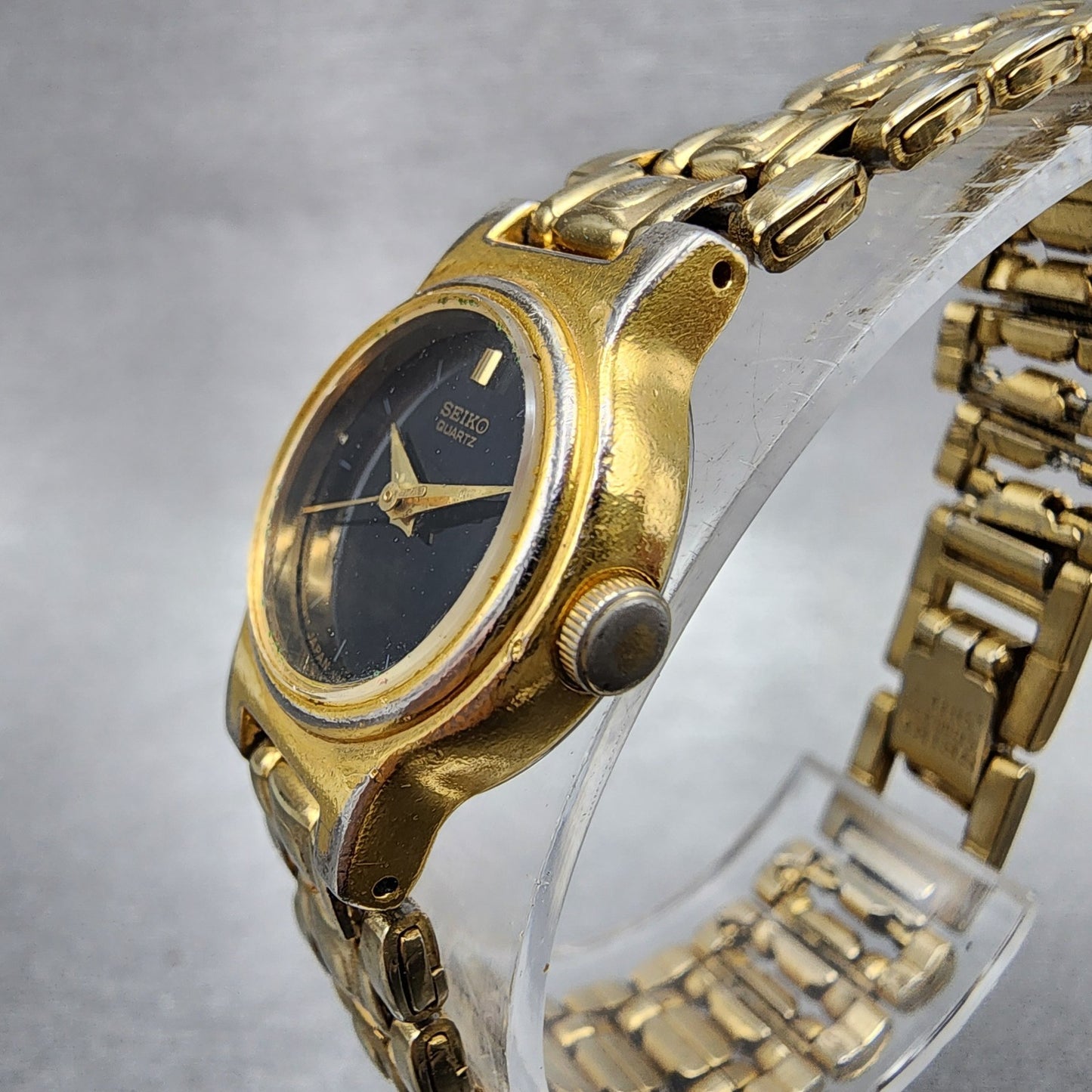Seiko Watch Women 19mm Black Dial Gold Tone Round V4010518 New Battery2