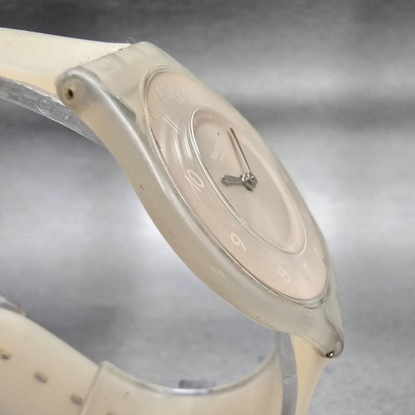 Swatch Skin IVORY SOFTNESS Watch Women Ivory Dial Ivory Tone SFF119 New Battery3