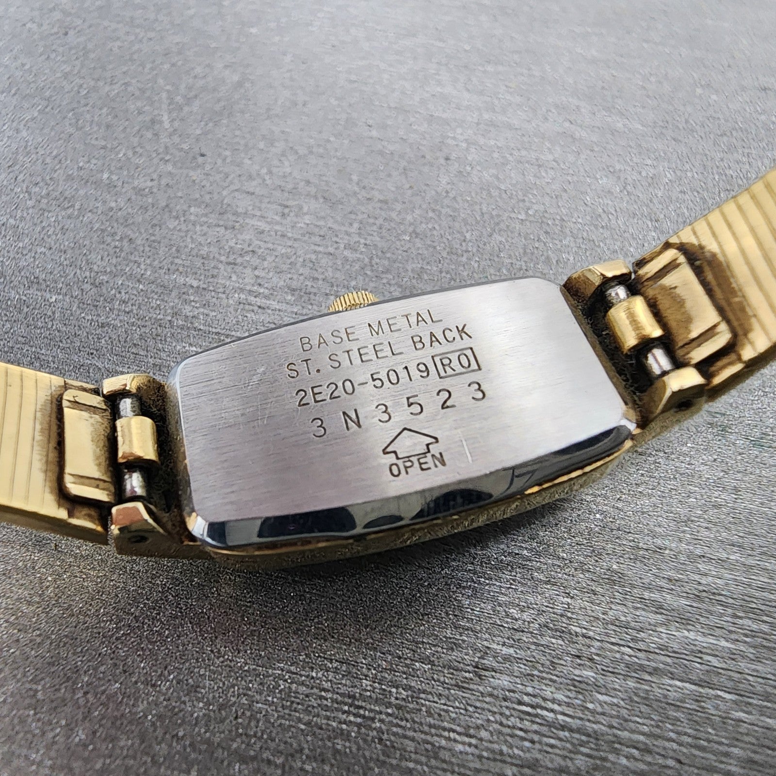 Seiko watch Women 13mm Champagne Dial Gold Tone Rectangle 2e205019 New Battery10