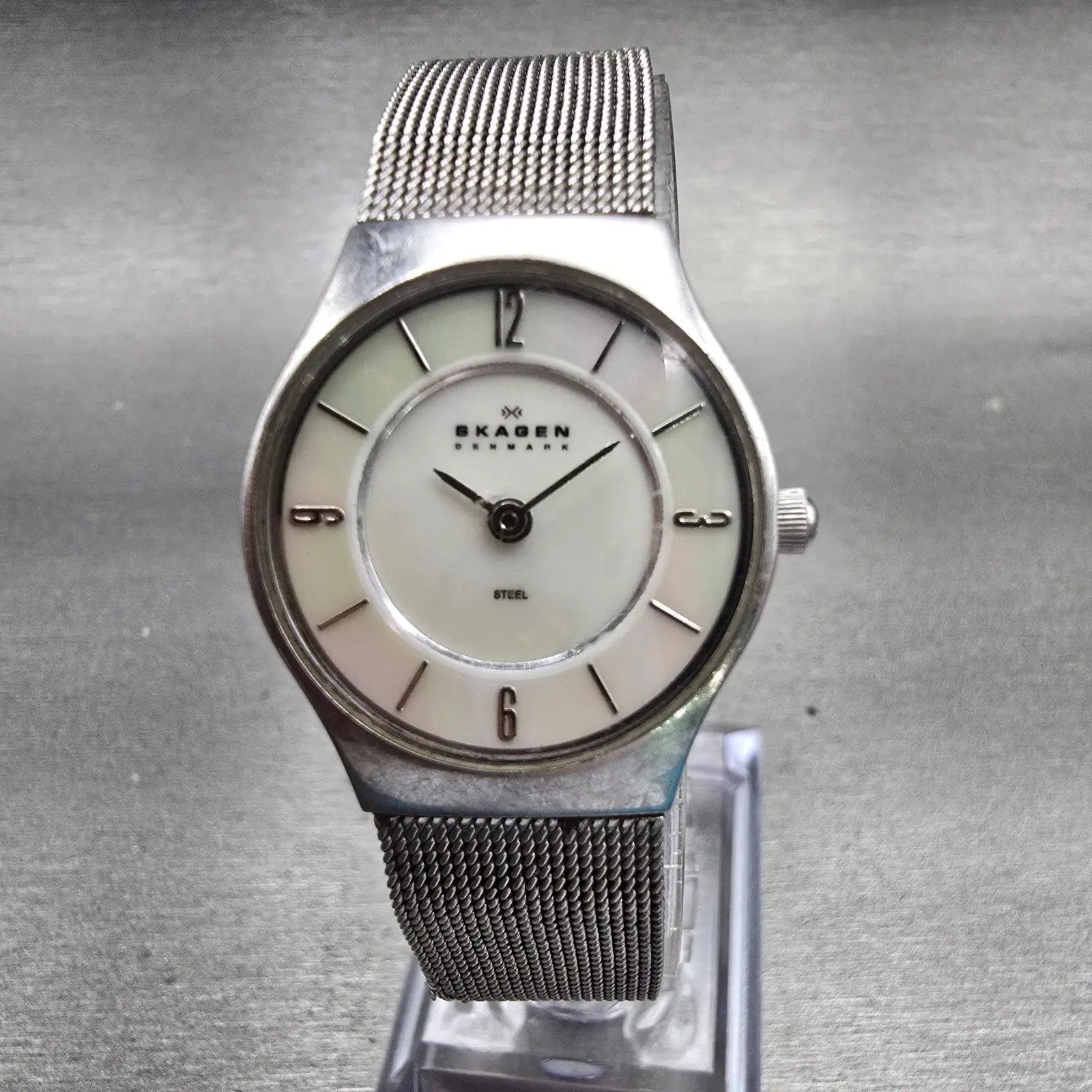 Skagen Denmark Watch Women 24mm MOP Dial Silver Tone Round 233XSSS New Battery0