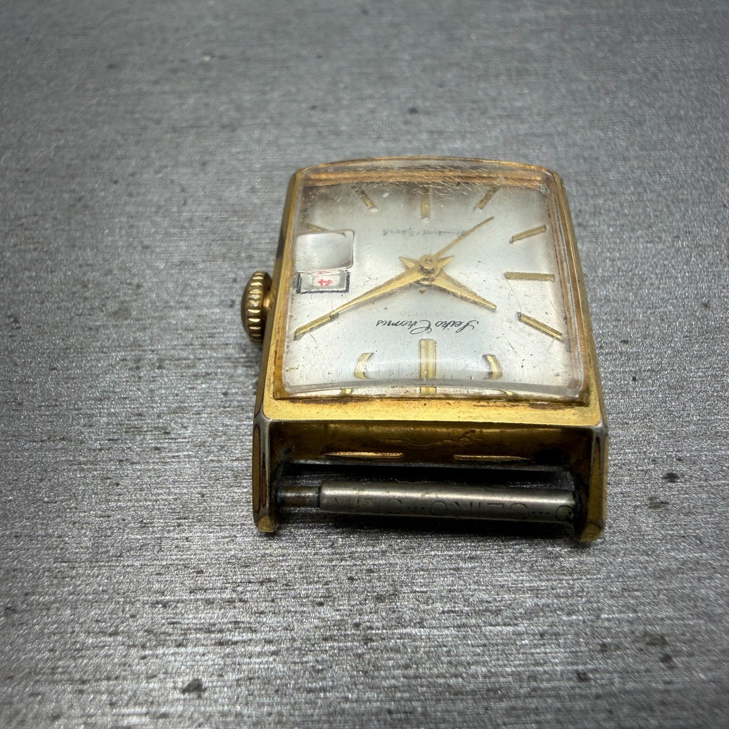 Seiko Chronos Tank Watch Women 20mm Silver Dial Gold Tone Date Manual 333010 Run4