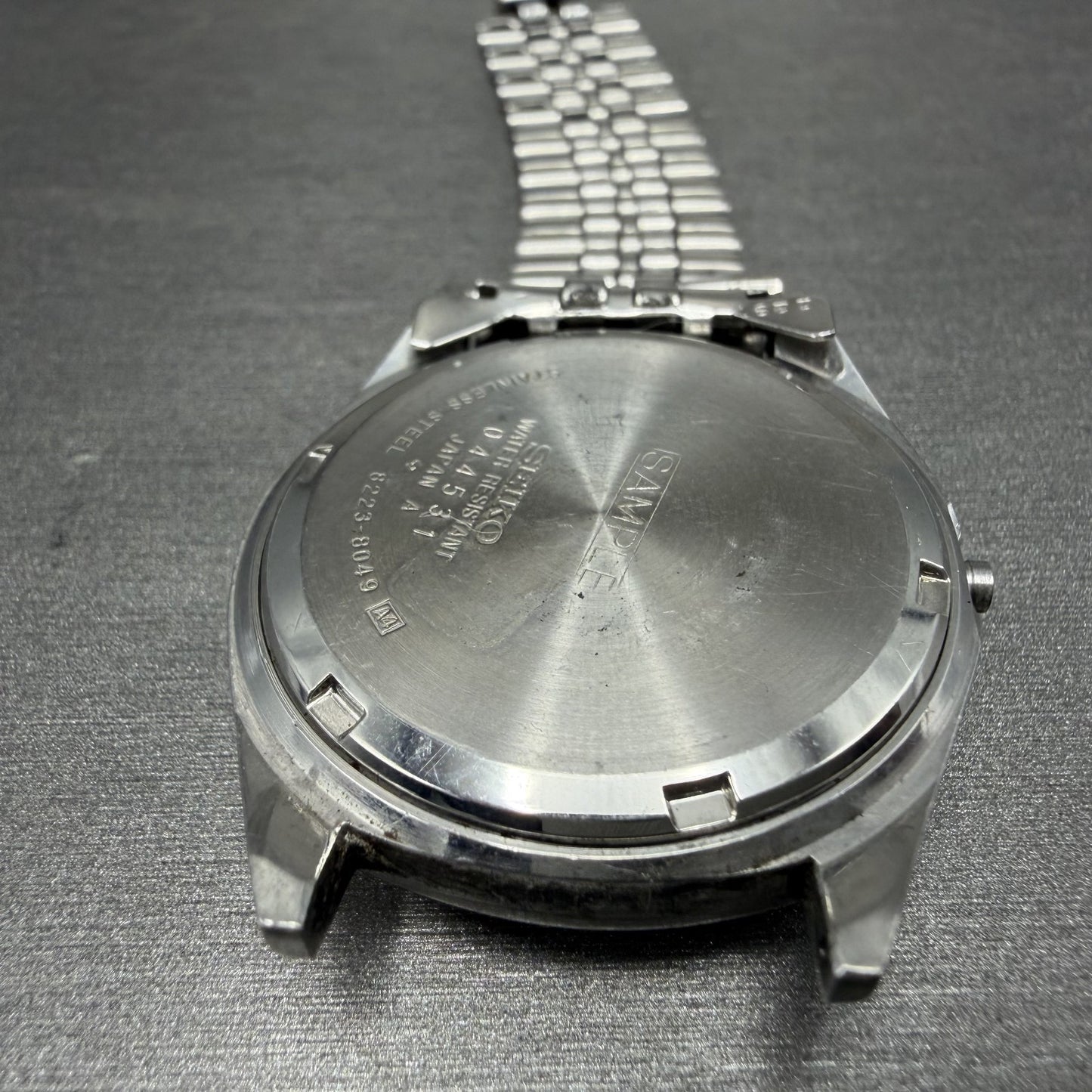 Seiko SQ Watch Men 35mm Silver Dial Silver Tone Daydate 8223-8049 SAMPLE E11
