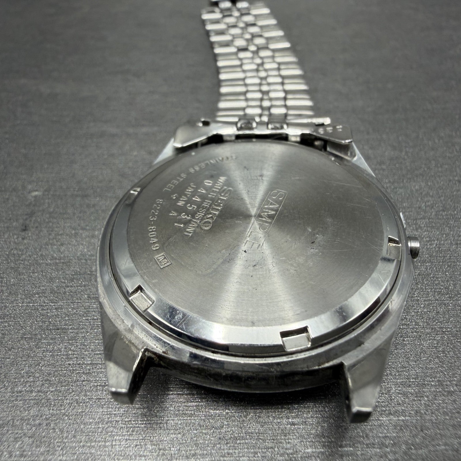 Seiko SQ Watch Men 35mm Silver Dial Silver Tone Daydate 8223-8049 SAMPLE E11
