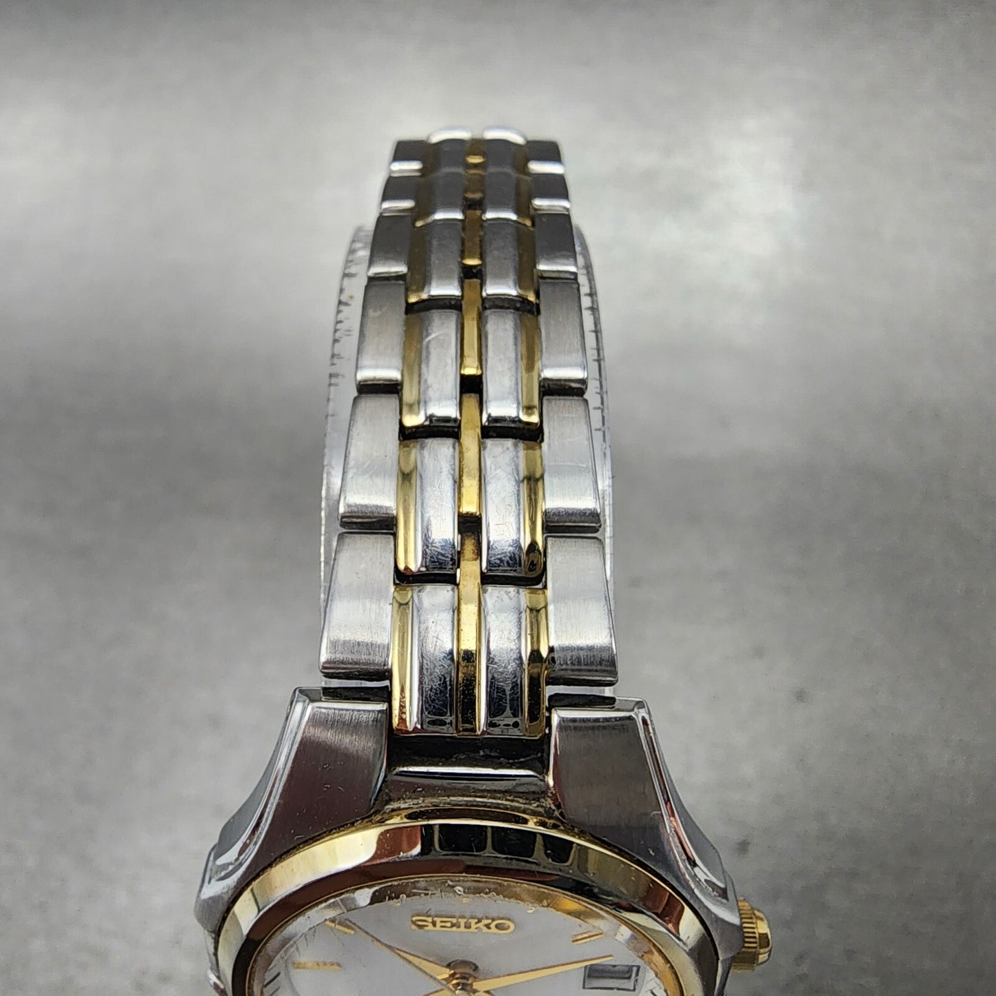 Seiko Solar Watch Women 28mm White Dial Two Tone Daydate Round V1870AC0 Runs4