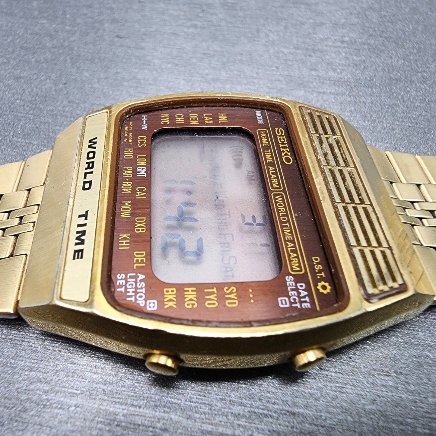 Seiko Digital World Time Watch Men 34mm Gray Dial Gold Tone A2395020 READ!!!!3