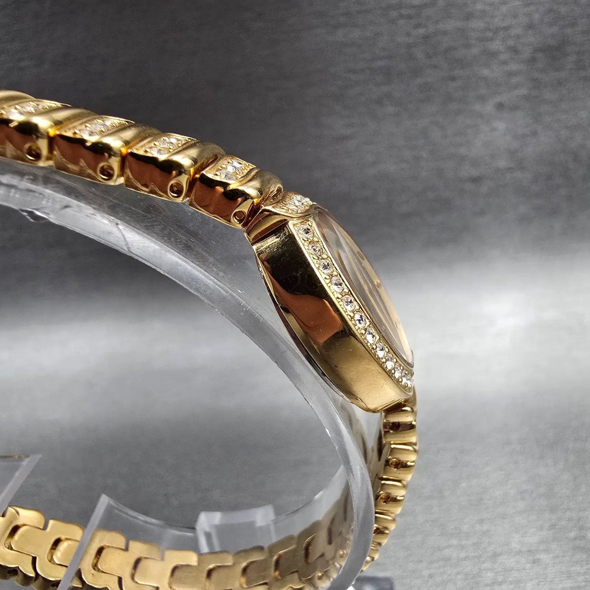 Bulova Watch Women 17mm White Dial Gold Tone Oval Gemmed 97V23 New Battery3