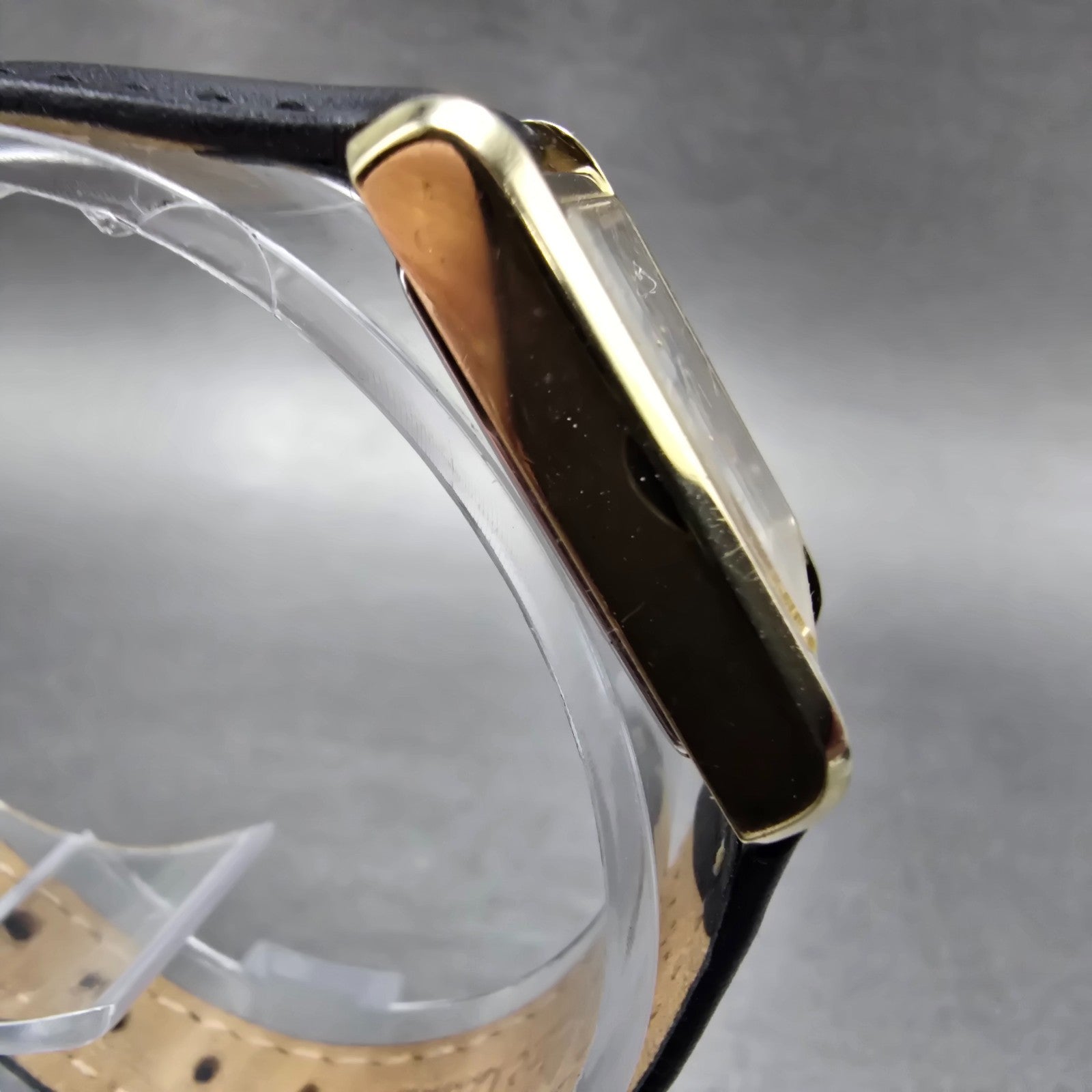 Seiko Solar Tank Watch Women 18mm White Dial Gold Tone V115-0BD0 Rectangle Runs3