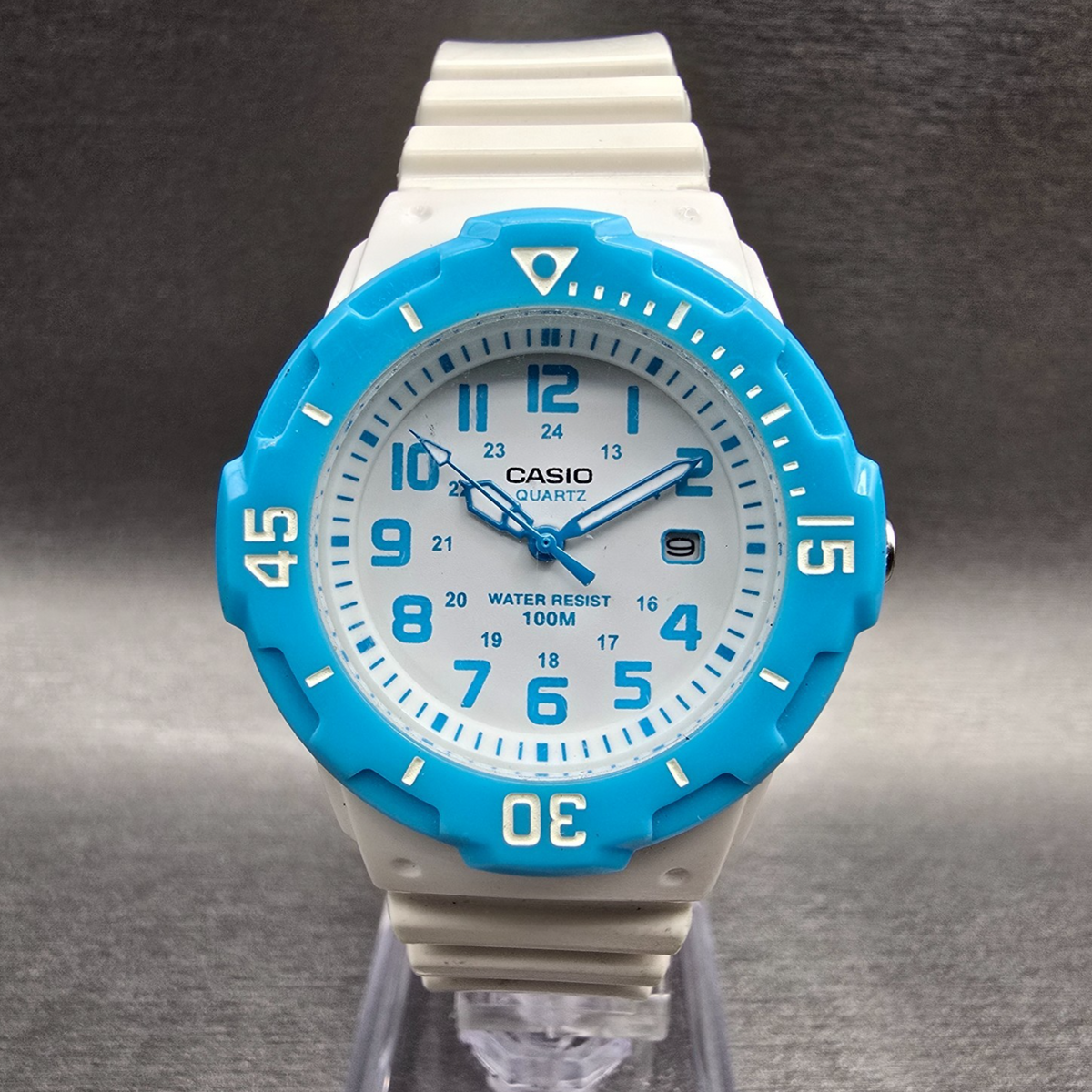 Casio Dive Watch Women 33mm White Dial Blue Date Round LRW-200H New Battery0
