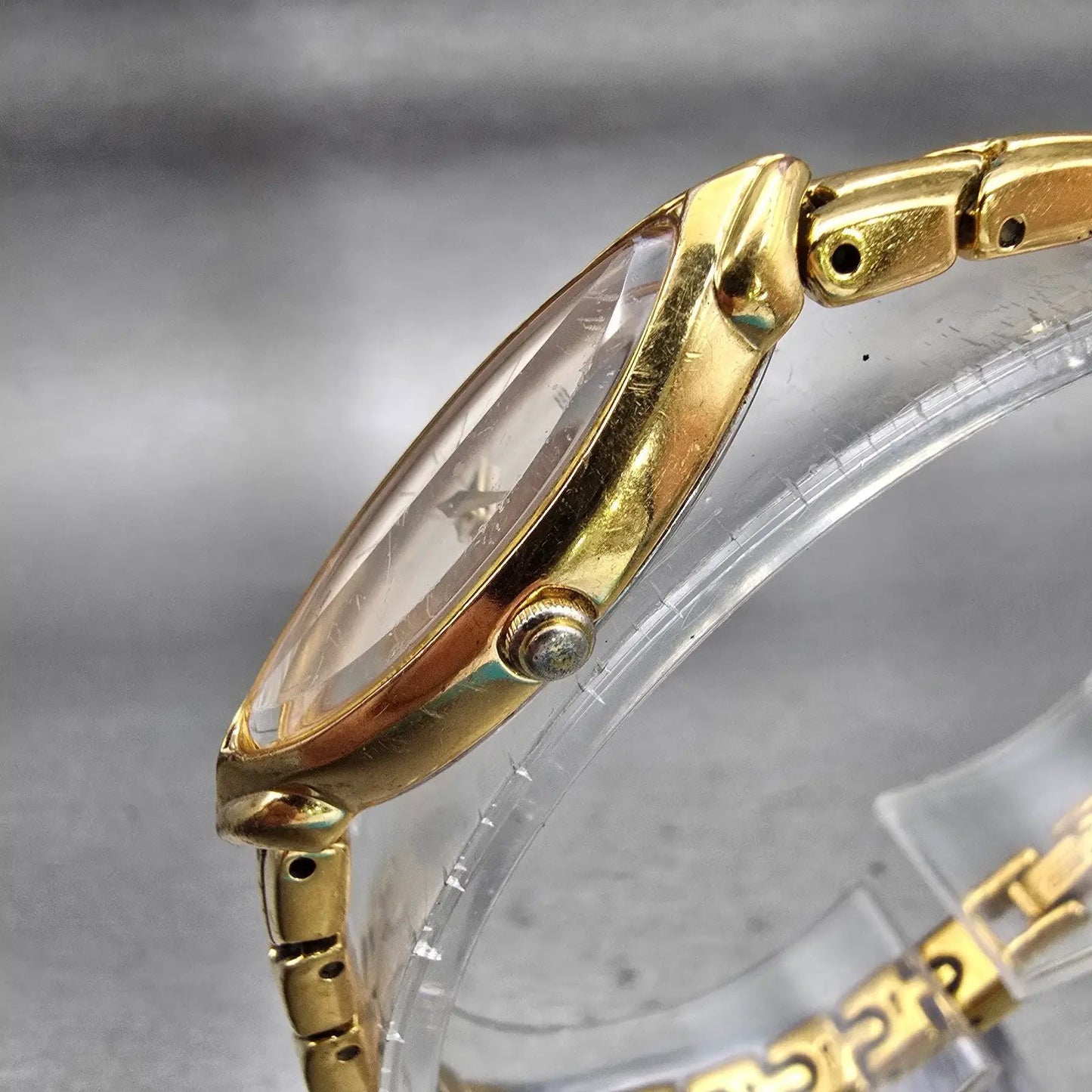 Seiko Watch Women 14mm White Dial Gold Tone Oval 2E20-7489 New Battery Vintage2