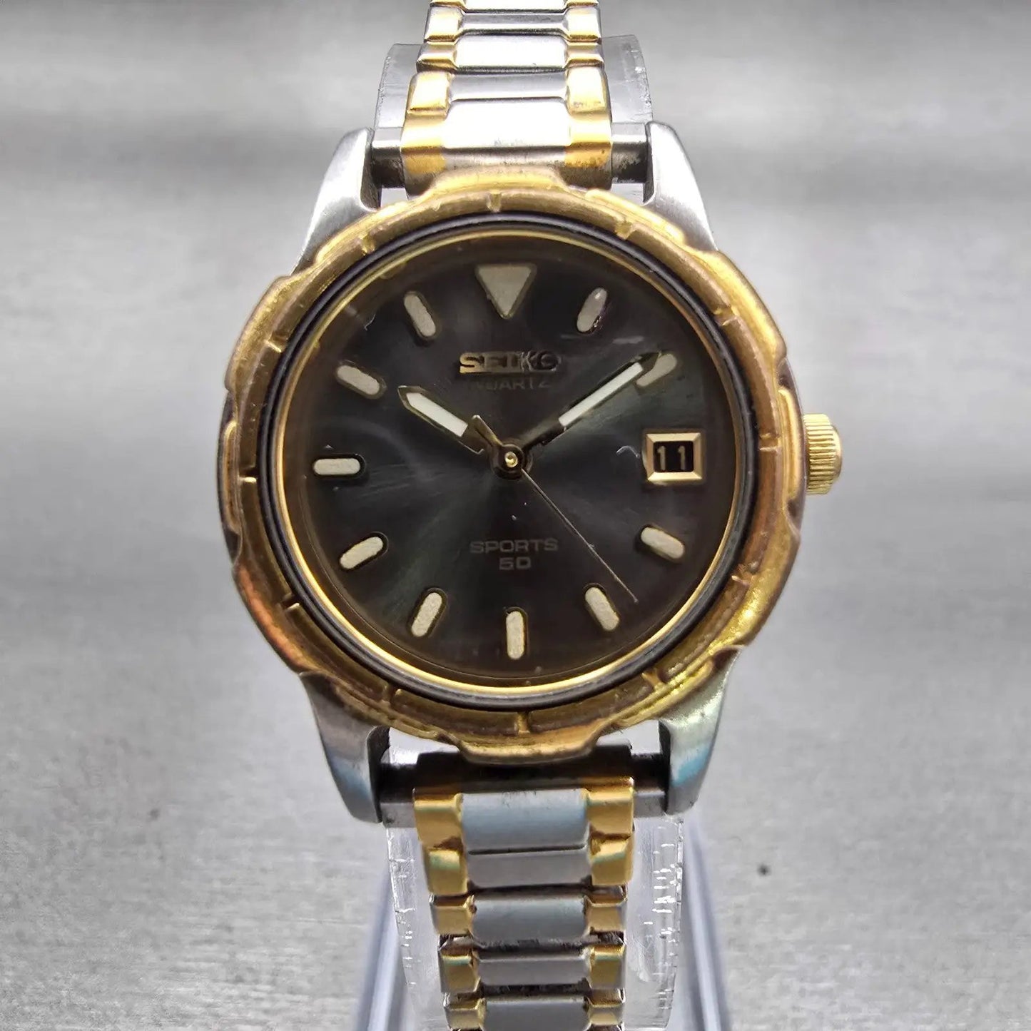 Seiko Sports 50 Watch Women 25mm Gray Dial Two Tone Date Round 7N82-0281 New Bat0