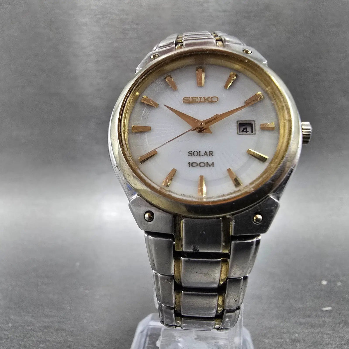 Seiko Solar Watch Women 30mm White Dial Two Tone Date Round V137-0AX0 Runs JP5