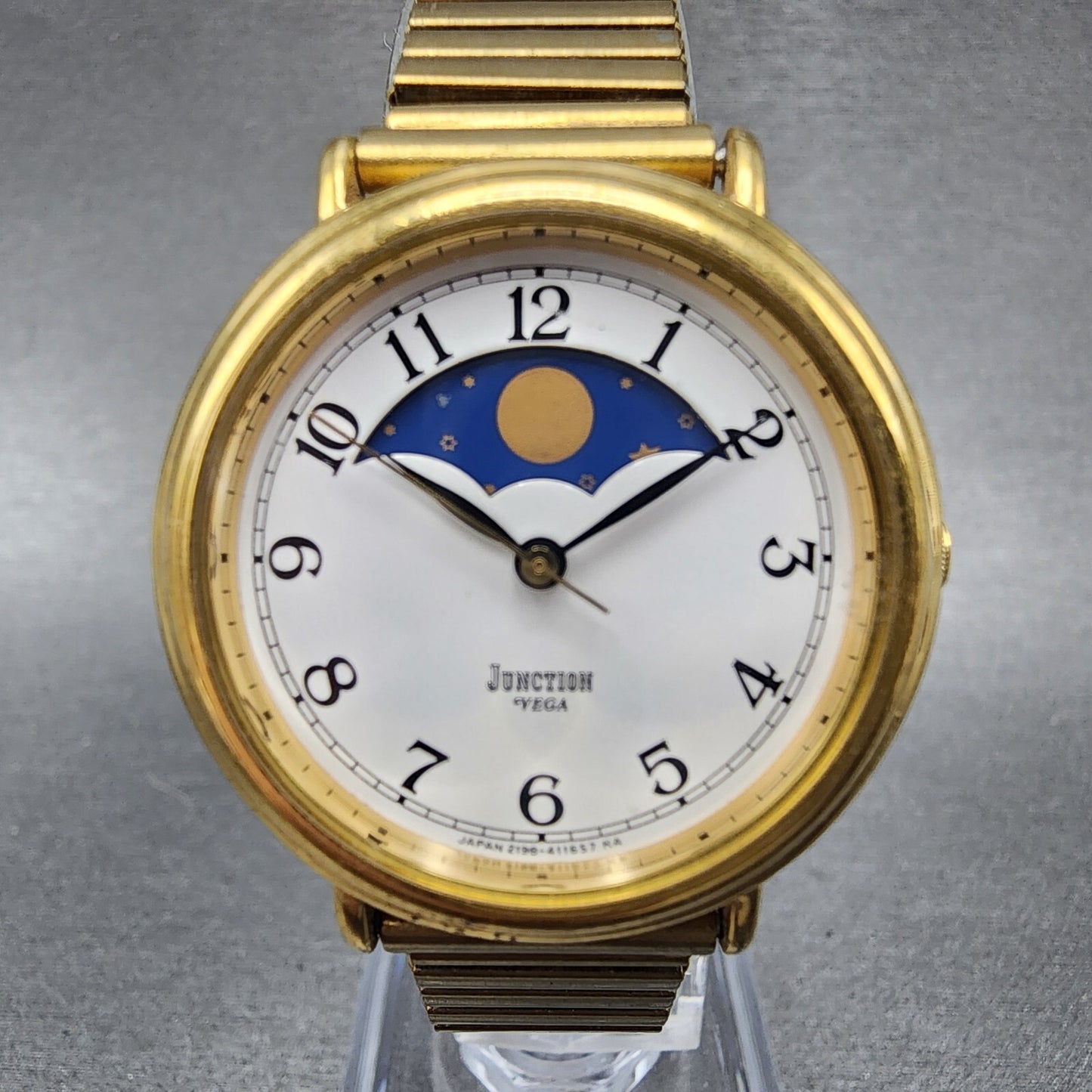 Vega Junction Watch Women 30mm White Dial Gold Tone Sun Moon Round New Battery1
