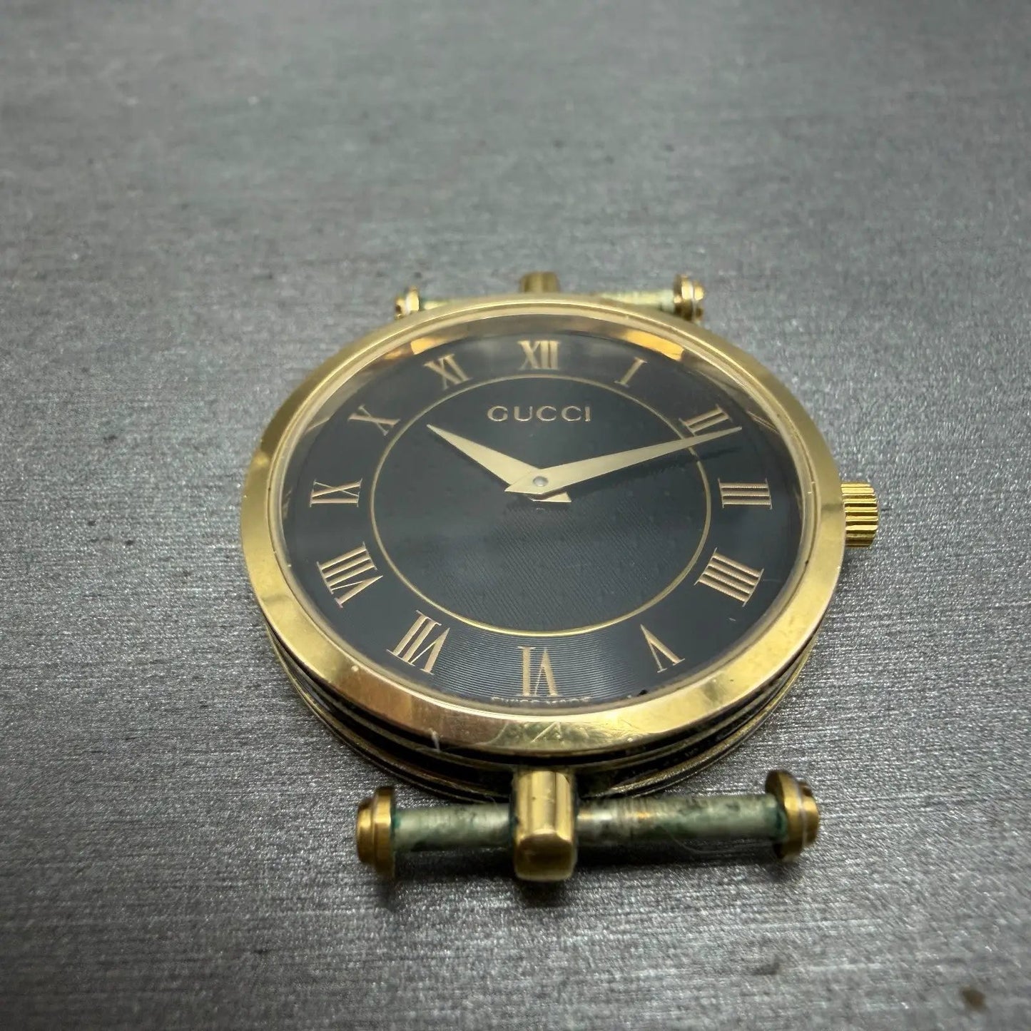 Gucci 2040M Watch Men 30mm Black Dial Gold Tone Round Roman Numerals New Battery2
