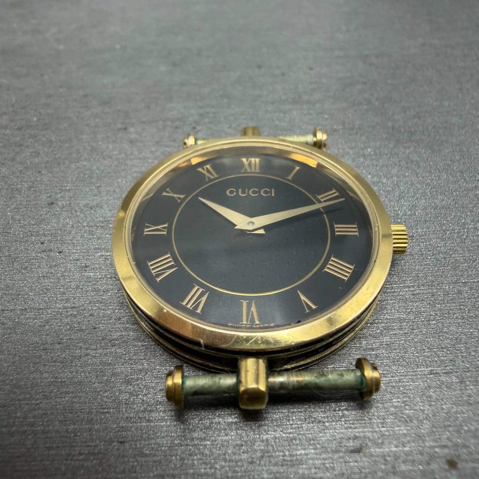 Gucci 2040M Watch Men 30mm Black Dial Gold Tone Round Roman Numerals New Battery2