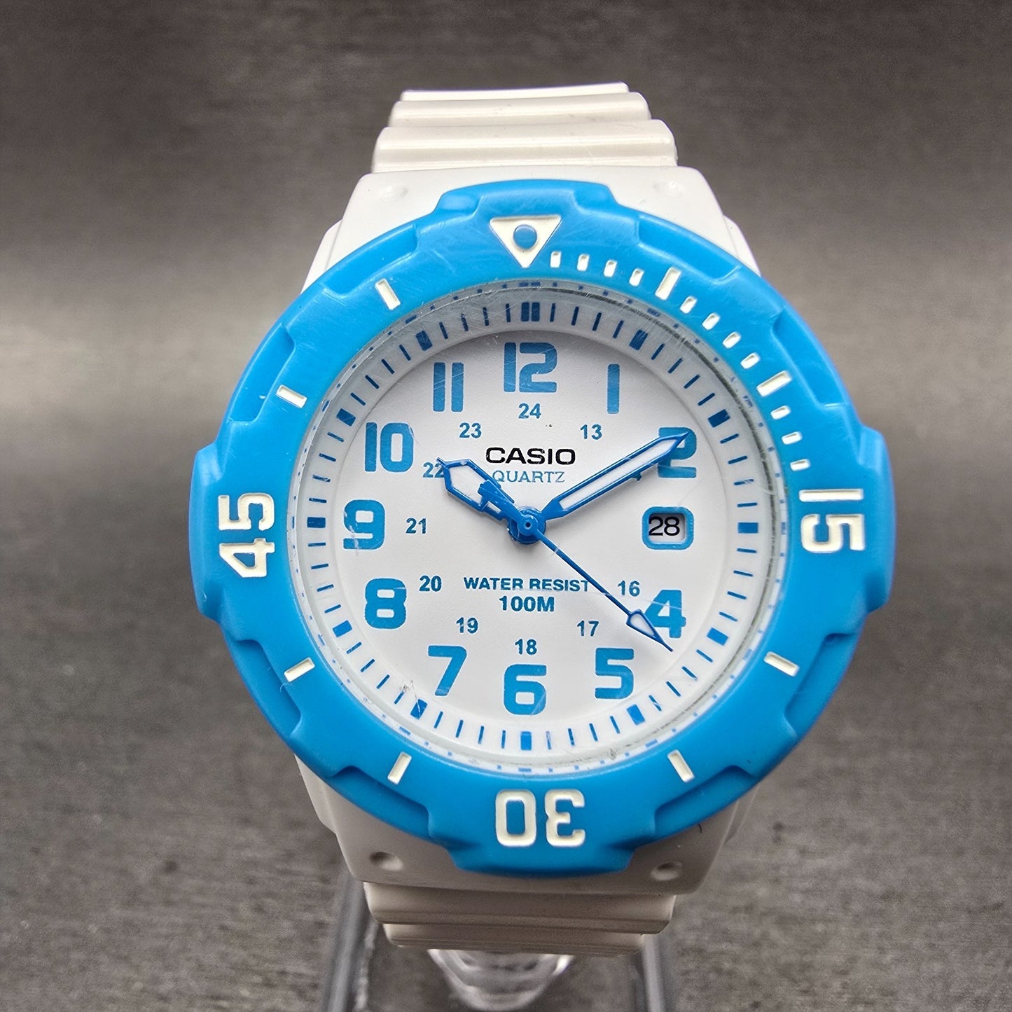 Casio Dive Watch Women 33mm White Dial White & Blue Tone Date LRW-200H New Batt0
