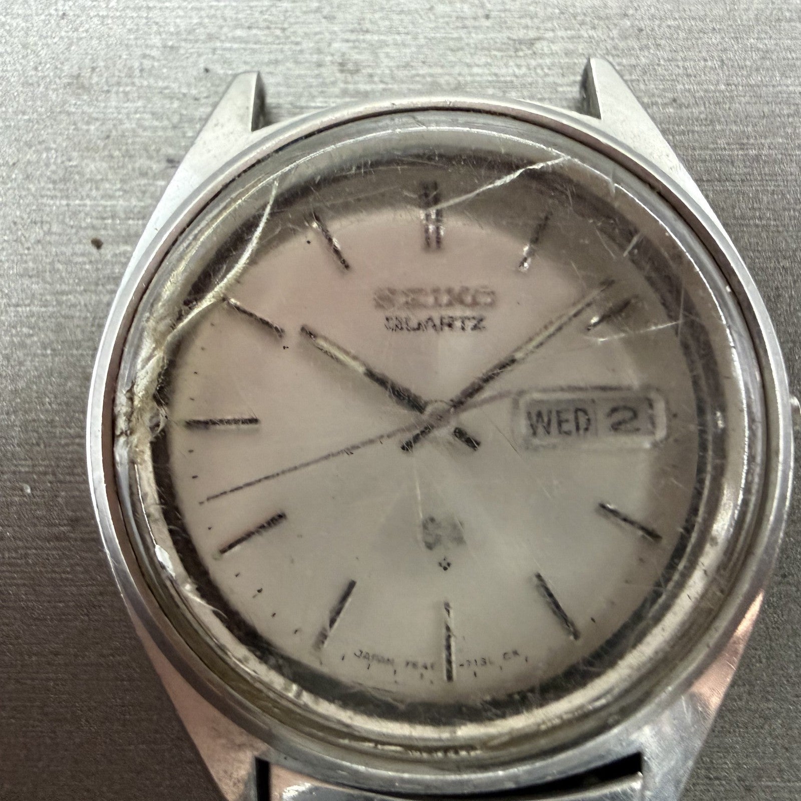 Seiko SQ Watch Men 35mm Silver Dial Silver Tone Daydate 8223-8049 SAMPLE E2