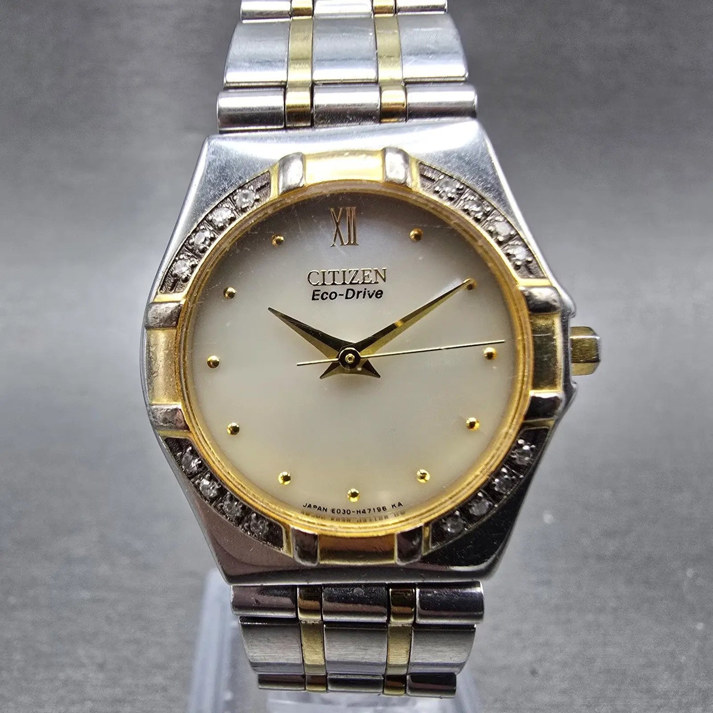 Citizen Eco-Drive Watch Women 25mm White Dial Two Tone Round E030-H26647 Runs HQ0