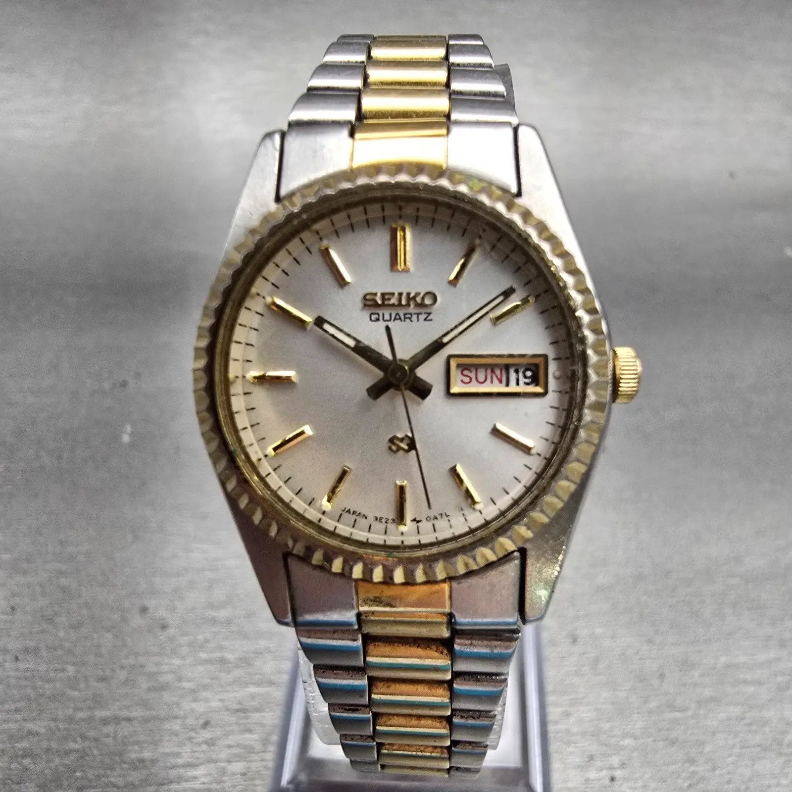 Seiko SQ Watch Women 24mm Silver Dial Two Tone Daydate Round 3E23-0A69 New Batt0