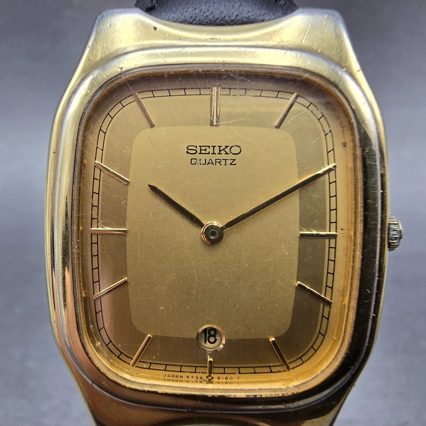 Seiko Tank Watch Men 30mm Gold Dial Gold Tone Rectangle Date 5y39-5089 New Batt1