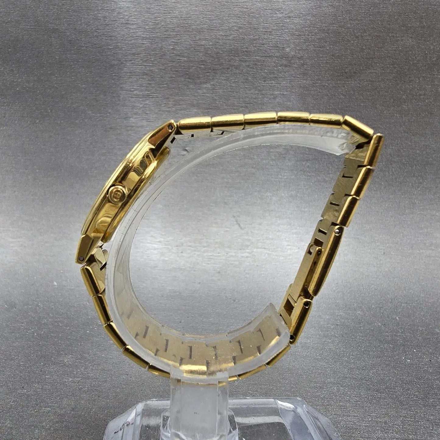 Gucci 3300L Watch Women 25mm Black Dial Gold Plated Round New Battery Vintage7