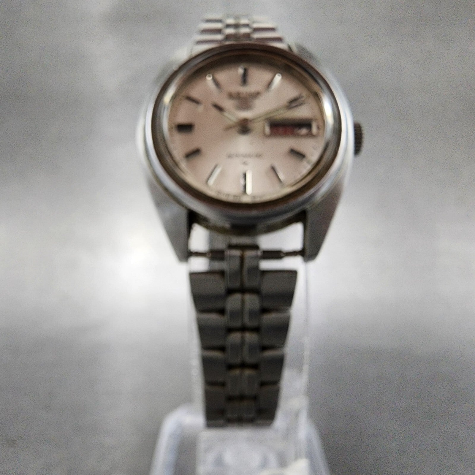 Seiko 5 Automatic Watch Women 26mm Silver Dial Silver Tone Daydate 42060010 Run5