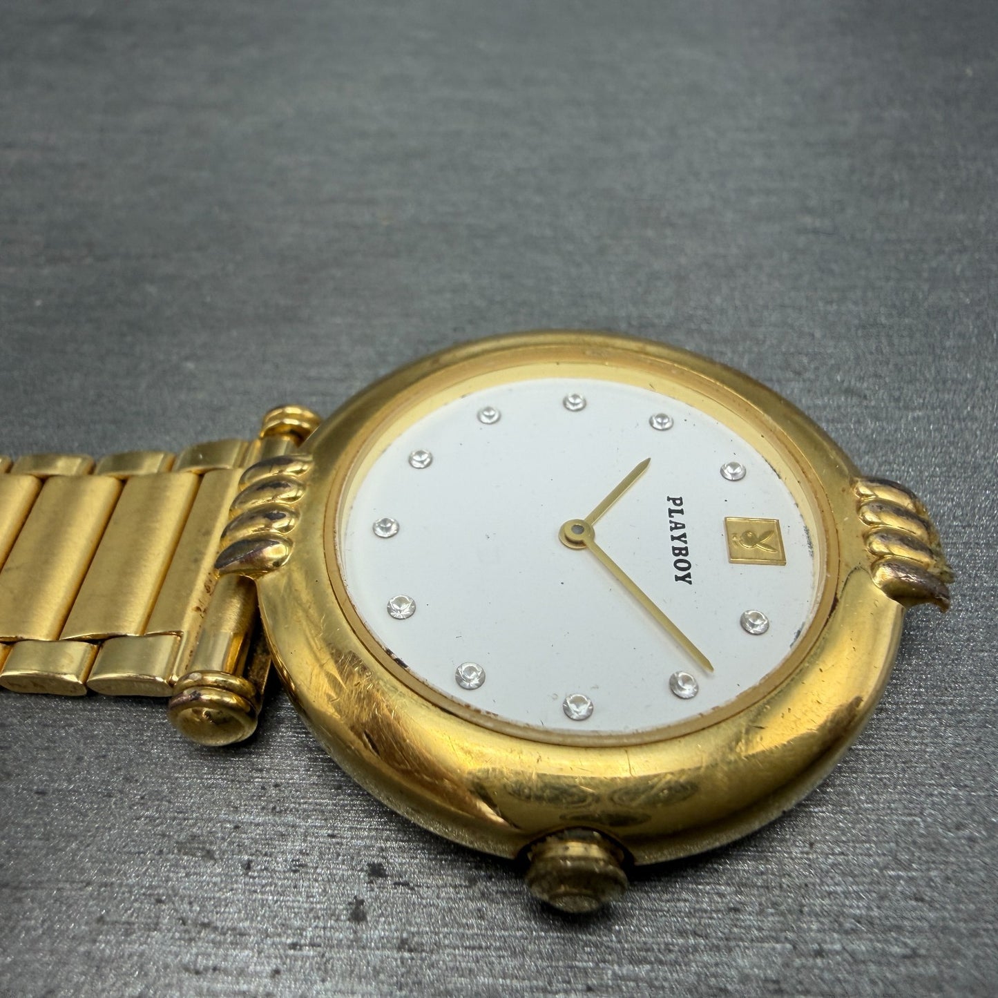 Playboy Watch Men 34mm White Dial Gold Tone Round 5307 BROKEN BAND New battery3