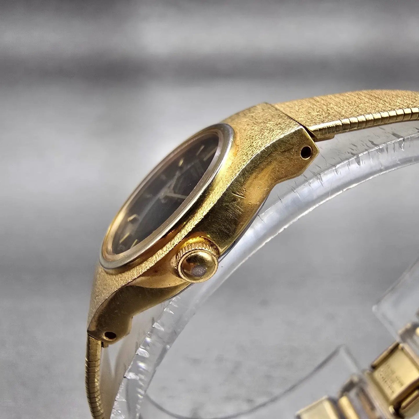 Seiko Watch Women 17mm Black Dial Gold Tone Oval 2Y00-5E29 New Battery Vintage2