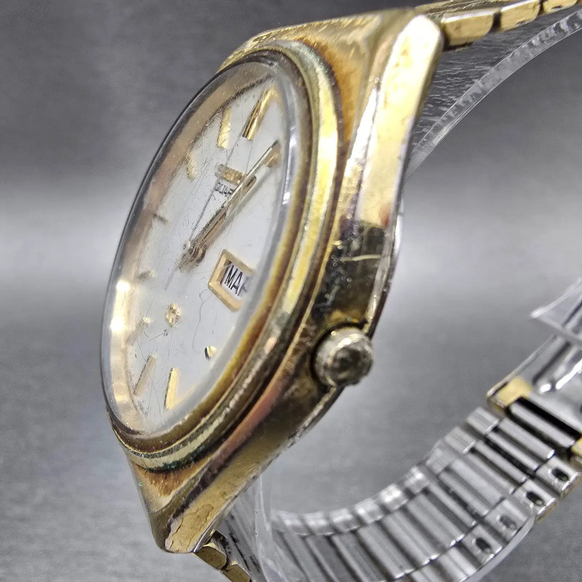Seiko SQ Watch Men 35mm Silver Dial Gold Tone Daydate Round 8223-8029 PARTS VTG93