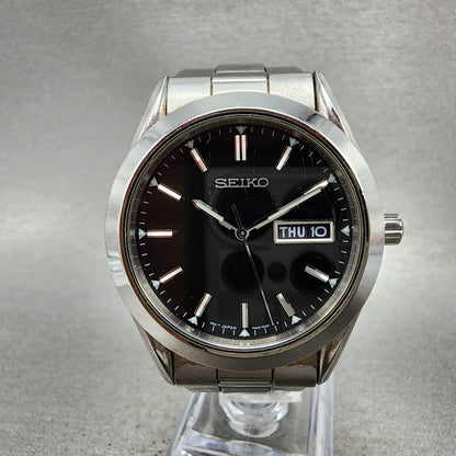 Seiko Watch Men 37mm Black Dial Silver Tone Daydate Round 7N439070 New Battery0