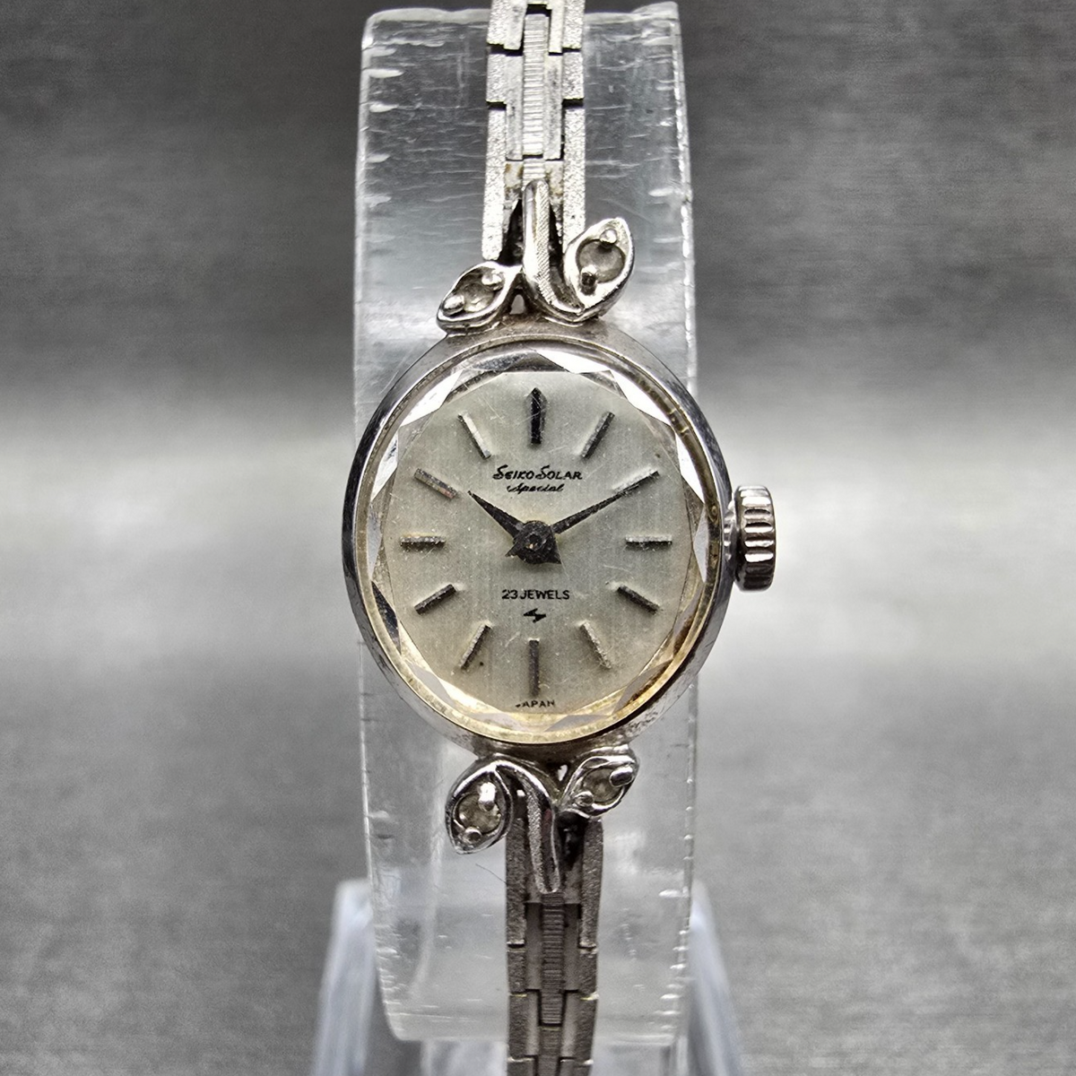 Seiko Solar Watch Women 15mm Silver Dial Silver Tone Oval 1040-7080 Manual Wind0