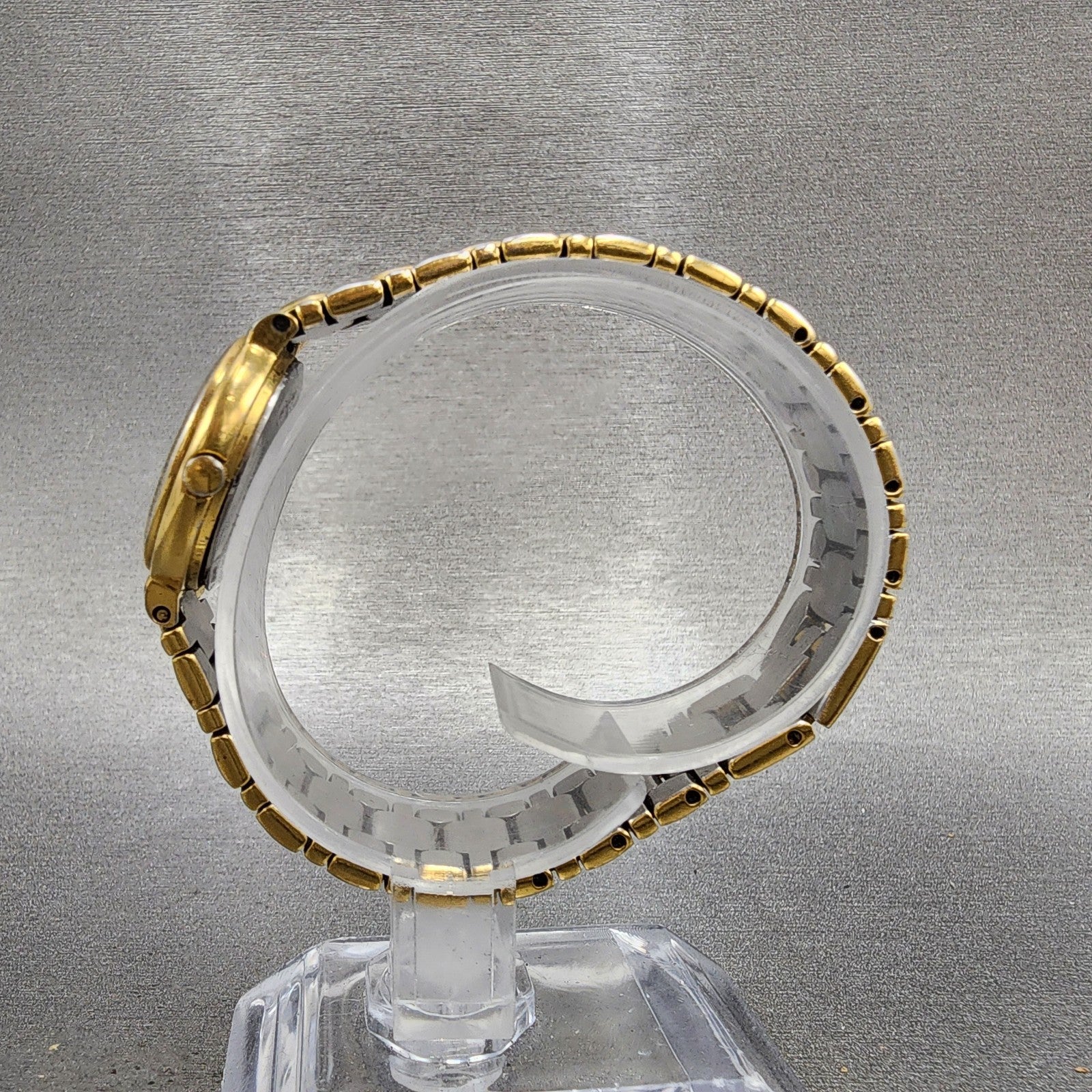 Bulova Diamond Watch Women 24mm MOP Dial Gold Tone Date 57p36 New Battery6