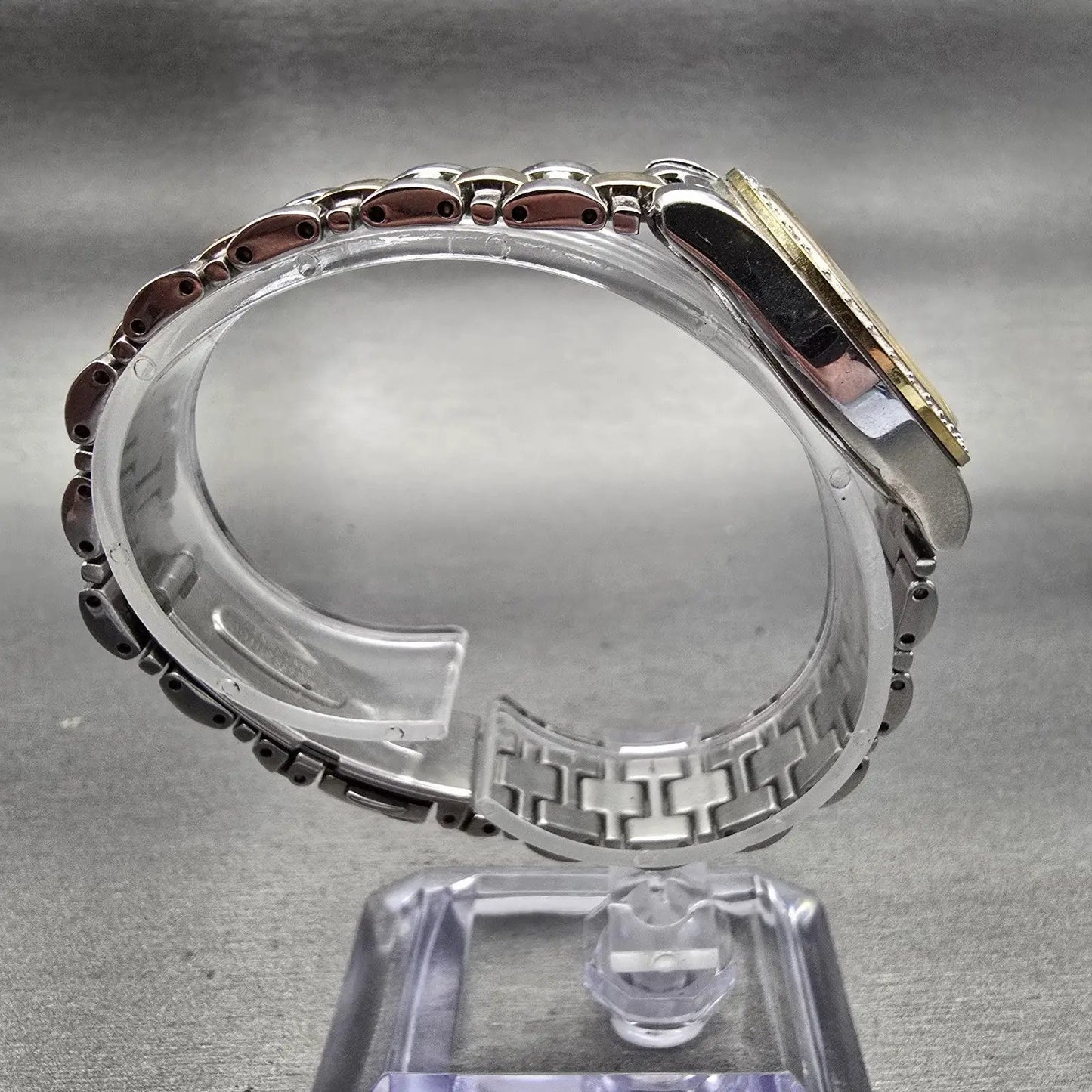 Seiko Solar Watch Women 28mm MOP Dial Two Tone Date Gemmed Round V137-0AA0 Works8