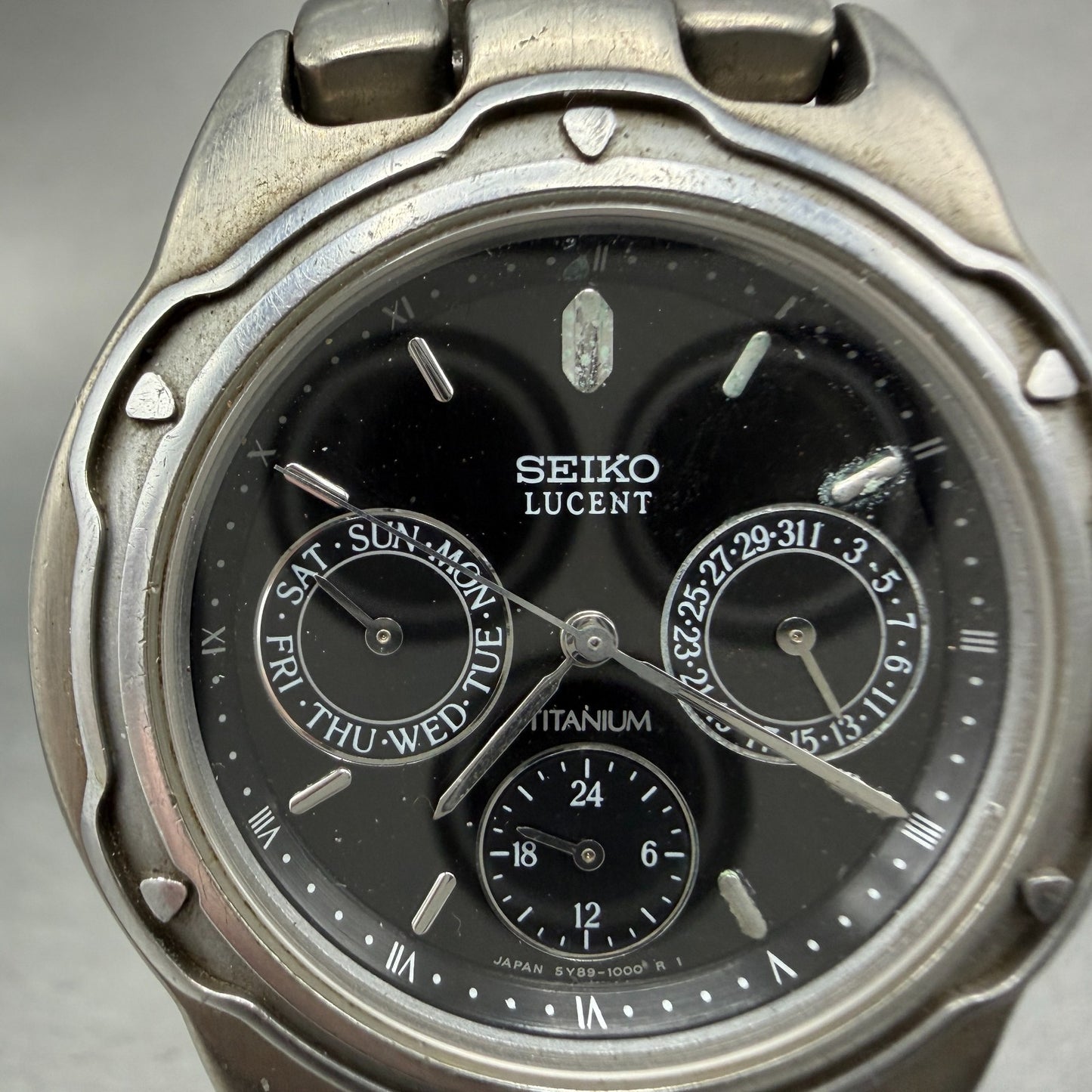 Seiko Lucent Watch Men 37mm Black Dial Titanium Daydate 5Y89-1000 PARTS2