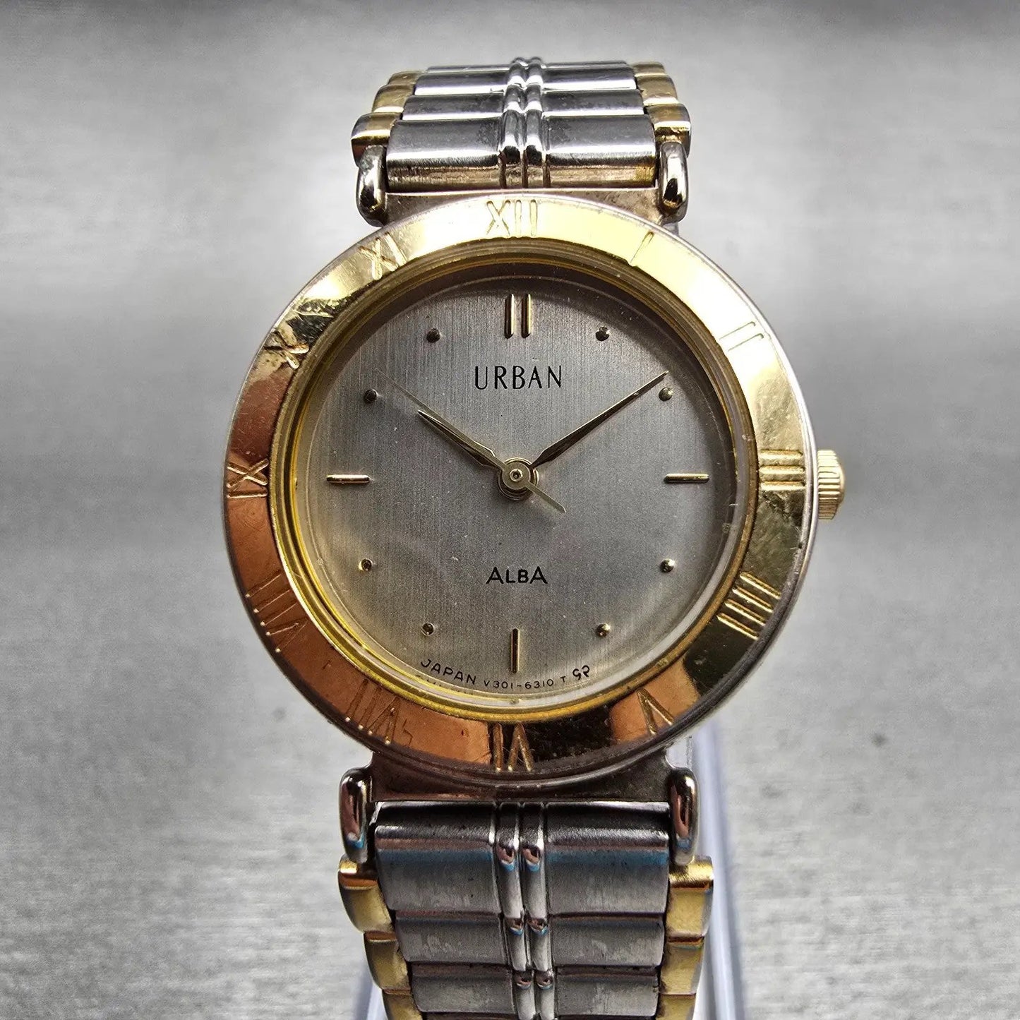 Seiko Alba Urban Watch Women 25mm Silver Dial Two Tone Round V301-6150 New Batt0