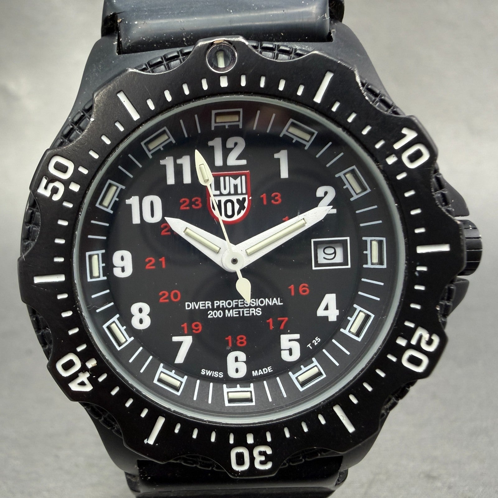 Luminox 8400 Dive Watch Men 44mm Black Dial Black Tone Date Round New battery0