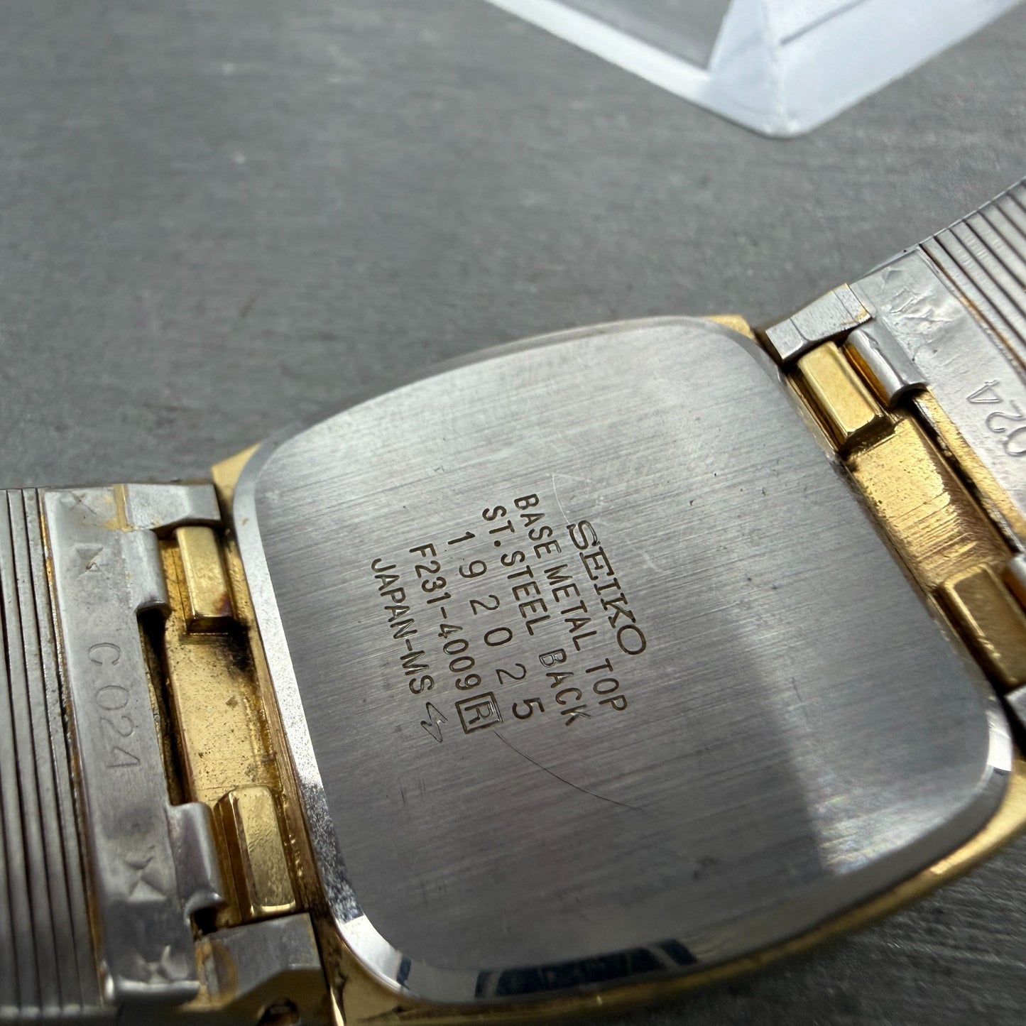 Seiko Digital Watch Men 28mm LCD Gold Tone Daydate F231-4009 Rectangle New Batt9