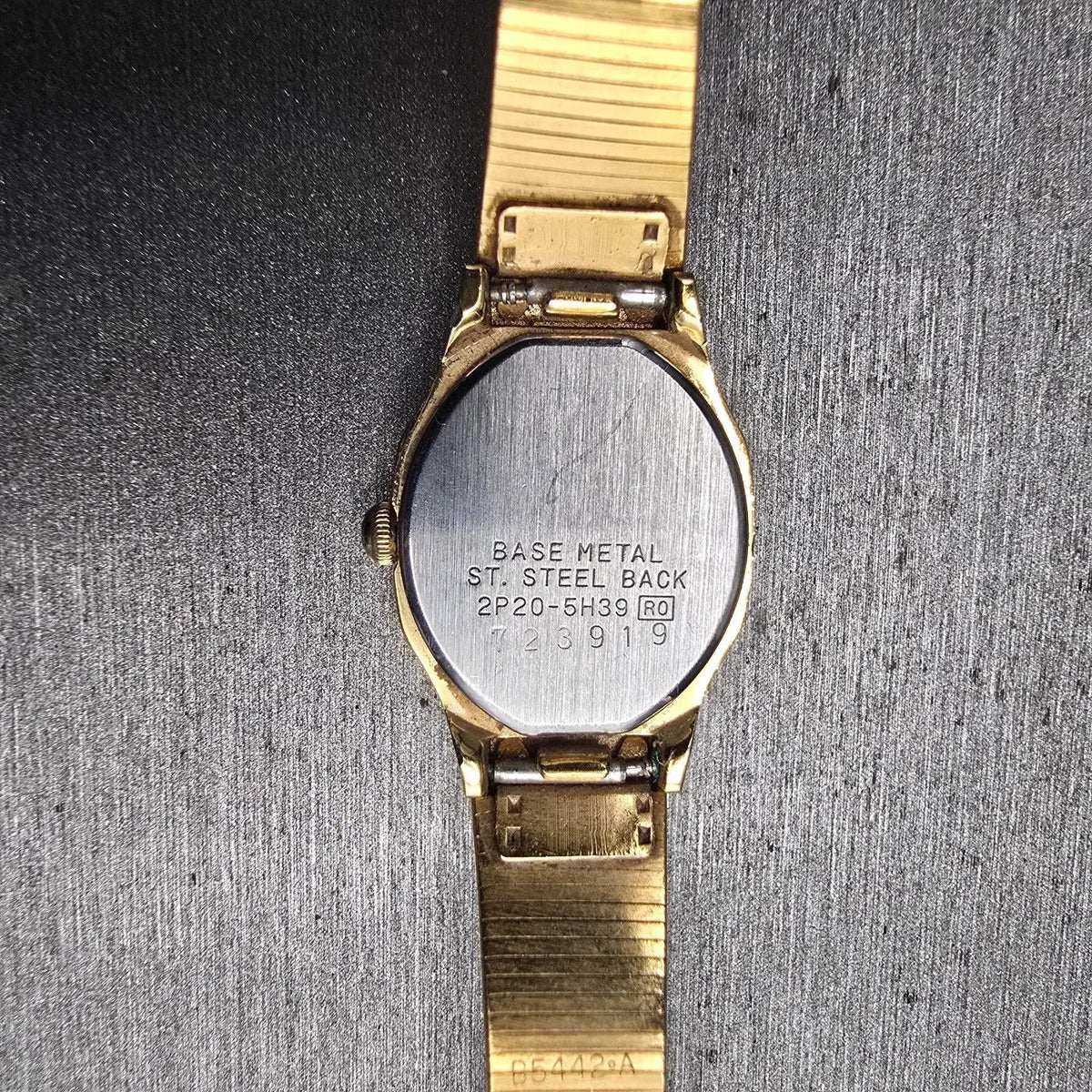 Seiko Womens Watch 17mm Champagne Dial Gold Tone Oval 2P20-5H39 New Battery10