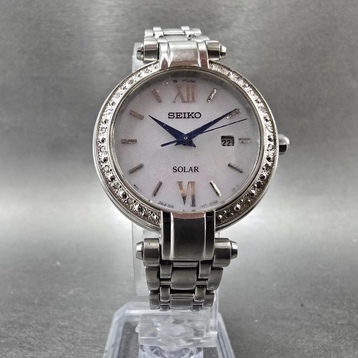 Seiko Solar Watch Women 30mm MOP Dial Silver Date Round V137-0BC0 Runs5