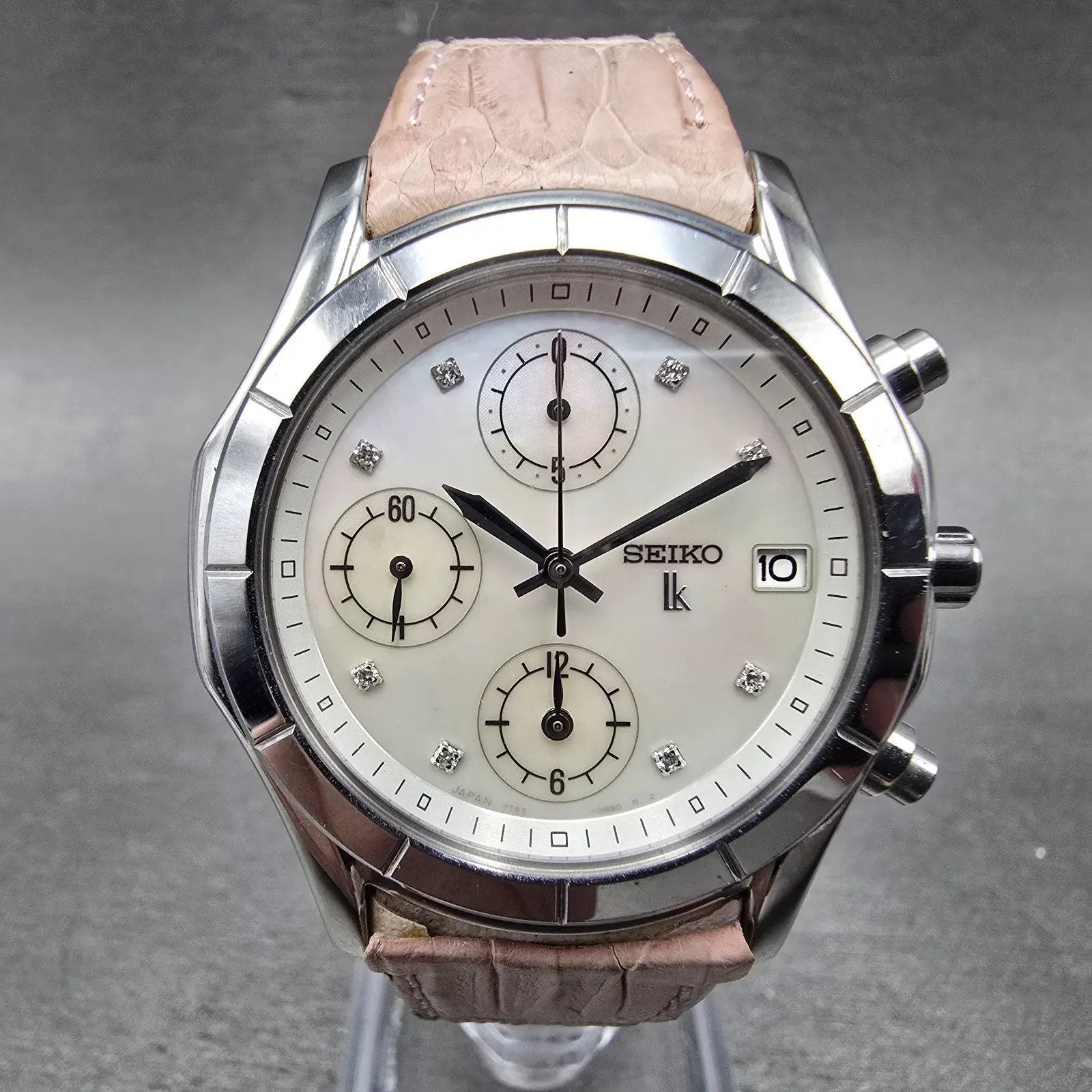 Seiko Lukia Chronograph Watch Women 35mm MOP Dial Steel Date 7T92-0BV0 New Batt0