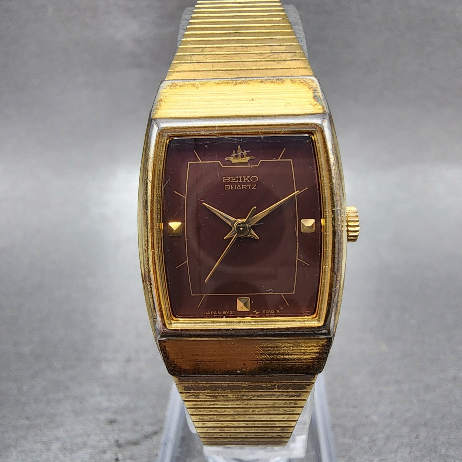 Seiko Watch Women 19mm Red Dial Gold Tone Rectangle 8Y215020 New Batt B120