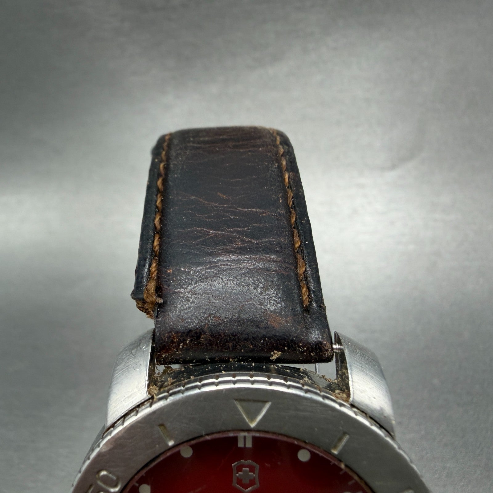 Victorinox Swiss Army V7-10 Sub Watch Men 39mm Red Dial Steel Date Round Newbatt4