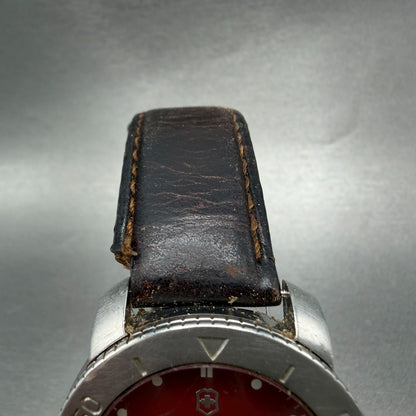 Victorinox Swiss Army V7-10 Sub Watch Men 39mm Red Dial Steel Date Round Newbatt4