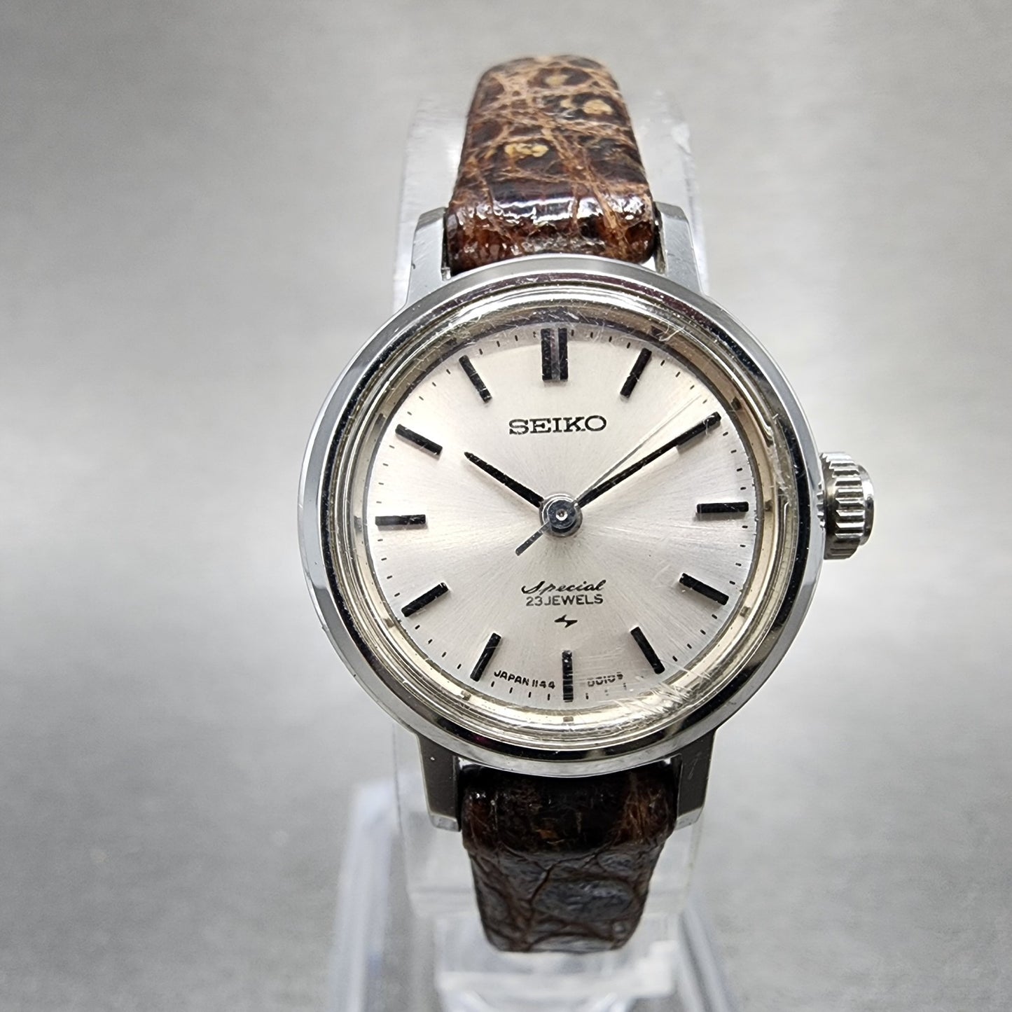 Seiko Special Watch Women 21mm White Dial Silver Tone Round Manual Wind Runs0