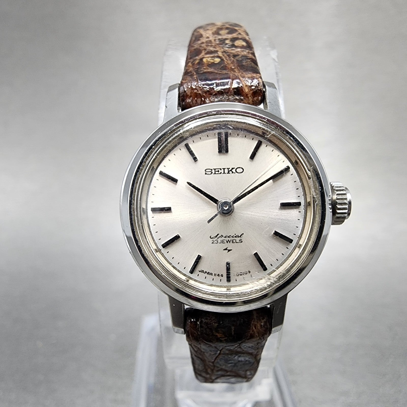 Seiko Special Watch Women 21mm White Dial Silver Tone Round Manual Wind Runs0