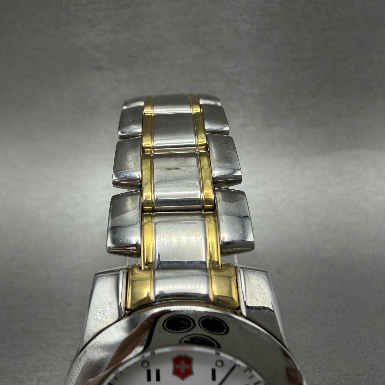 Victorinox Swiss Army Peak Watch Women 30mm White Dial Two Tone Date New Battery4