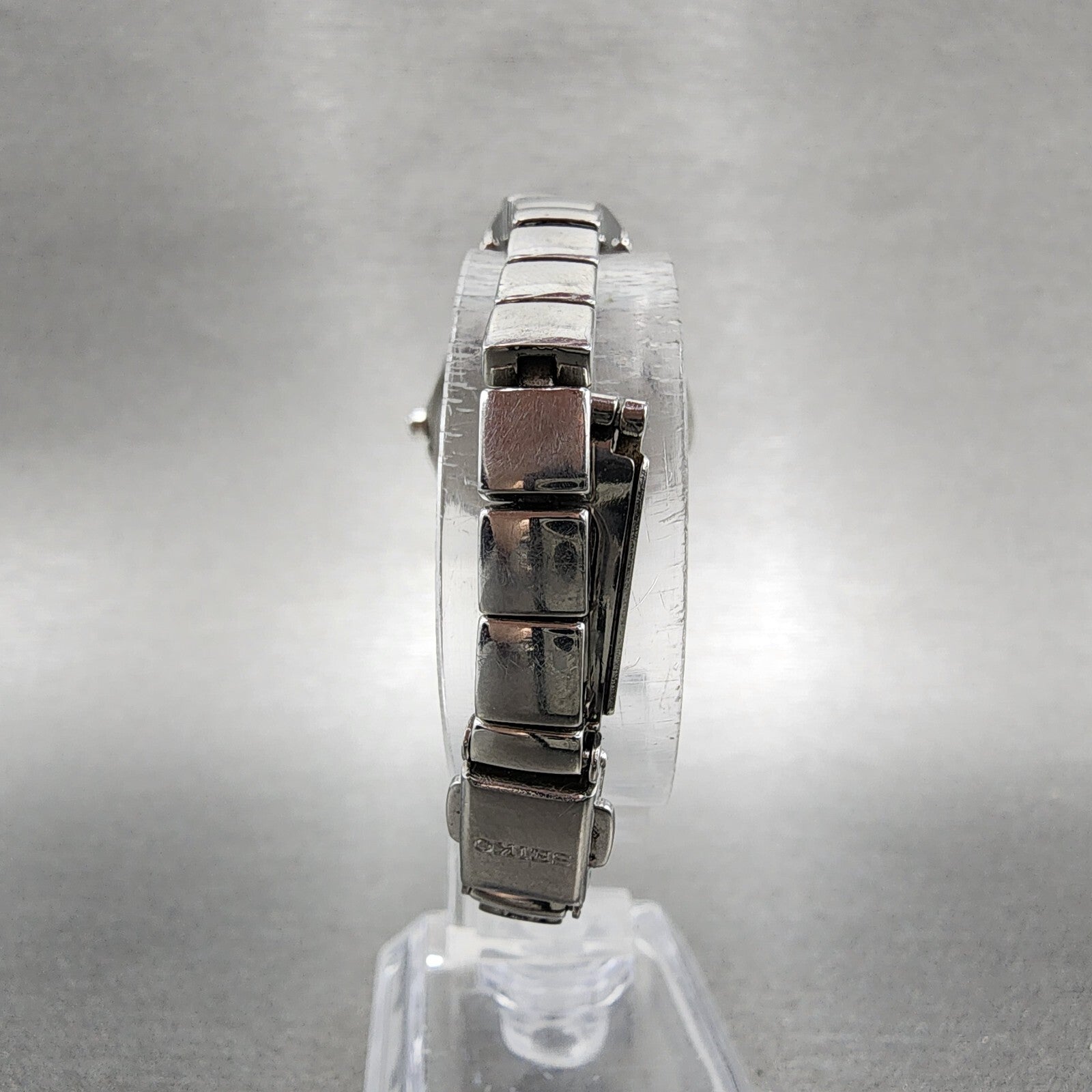 Seiko Solar Watch Women 28mm MOP Dial Silver Tone Round V1150BH0 Runs7